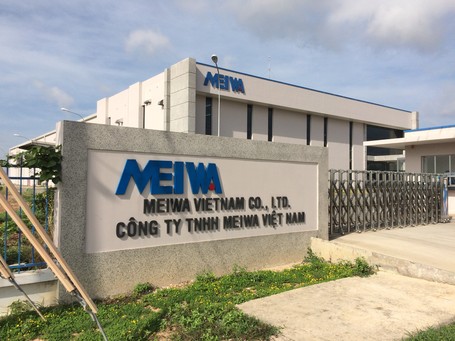 明和ベトナム（MEIWA VIETNAM CO., LTD.）の工場外観と、正門の社名看板