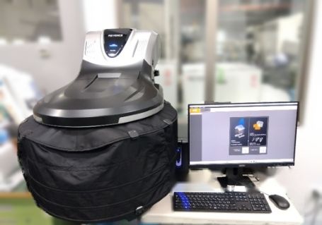 株式会社明和の検査室に設置したキーエンス製3Dスキャナ型三次元測定機「VL-800」と操作用パソコン